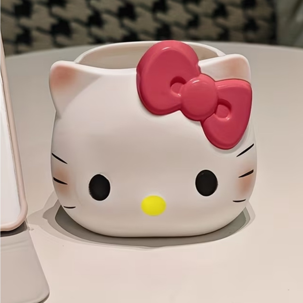 Makeup tools or pens holder